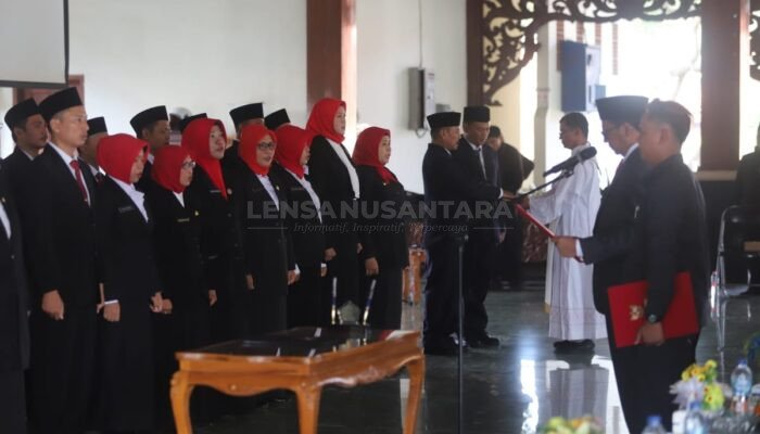 Penyegaran SDM, Pj Bupati Pamekasan Lantik 33 Pengawas Sekolah dan Serahkan SK Mutasi 45 Kasek
