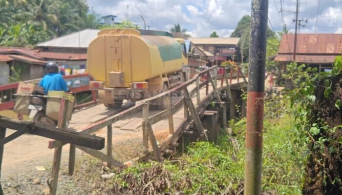Nyaris Ambruk, Truck Muatan CPO Milik PT MKH Lintasi Jembatan di Desa Sebulu Ilir