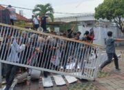Memanas, Massa Aksi Robohkan Pagar Kantor Bawaslu Jember