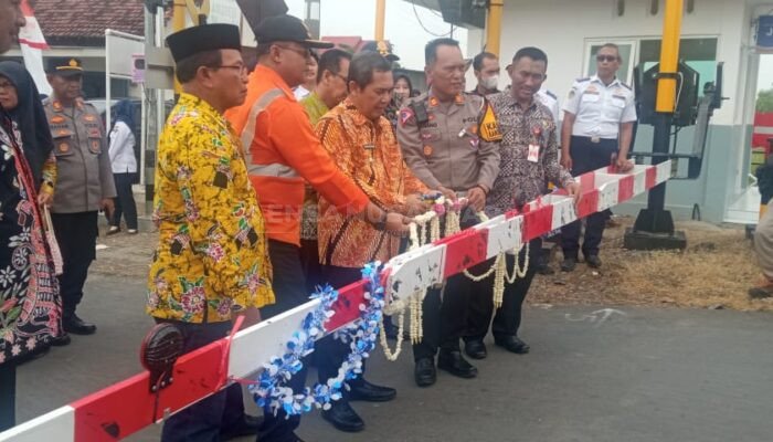 Minimalisir Risiko Kecelakaan, Pj Bupati Madiun Resmikan Palang Pintu Perlintasan Kereta Api JPL-04 di Desa Ngetrep