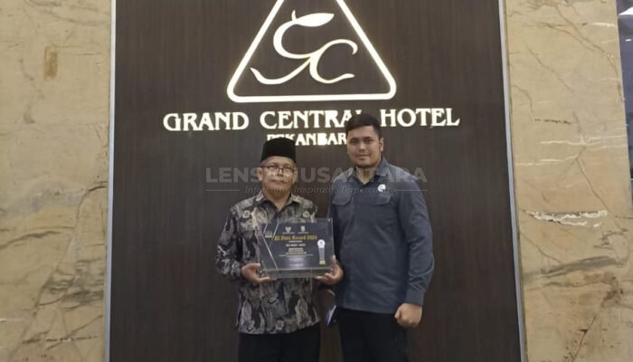 SMAN 1 Dumai Raih KI RIAU AWARD 2024, Kategori Keterbukaan dan Transparansi Informasi Publik