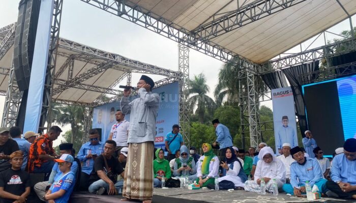 Kampanye Akbar Paslon BAGUS Terhenti Sejenak, Santri Kumandangka Adzan
