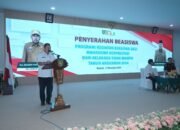 Pemerintah Kabupaten Asahan menyerahkan Beasiswa Bagi Mahasiswa Berprestasi dari Keluarga Tidak Mampu