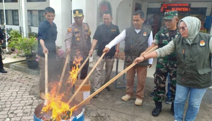 Cegah Kecurangan, KPU Kuansing Musnahkan 827 Surat Suara Rusak Pilgub dan Pilbup