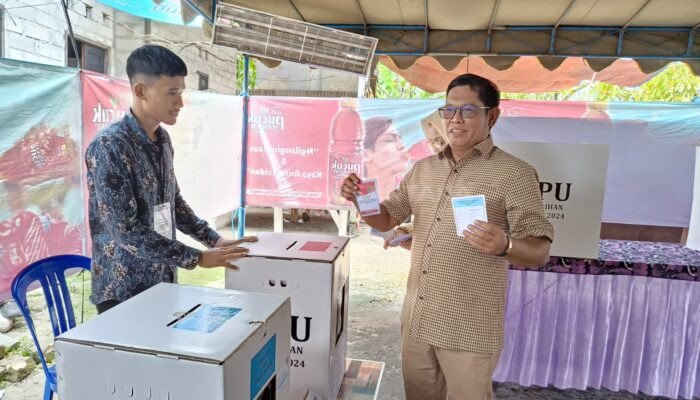 Calon Bupati Kobar H Rahmat Hidayat Gunakan Hak Pilih di TPS 03 Madurejo