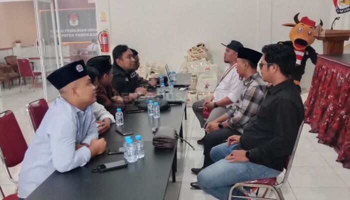 Tim Hukum KHARISMA Audiensi ke KPU Pamekasan