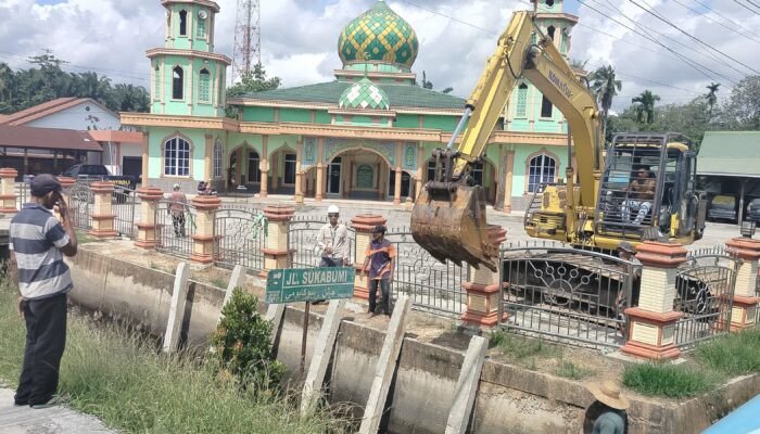 Apical Perbaiki Turap Parit di Dumai untuk Mencegah Banjir