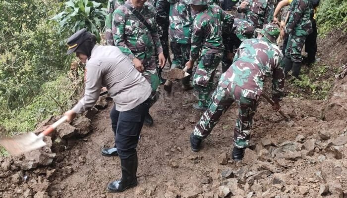 TNI-Polri di Madiun Bersinergi, Pulihkan Jalan Rusak Akibat Longsor