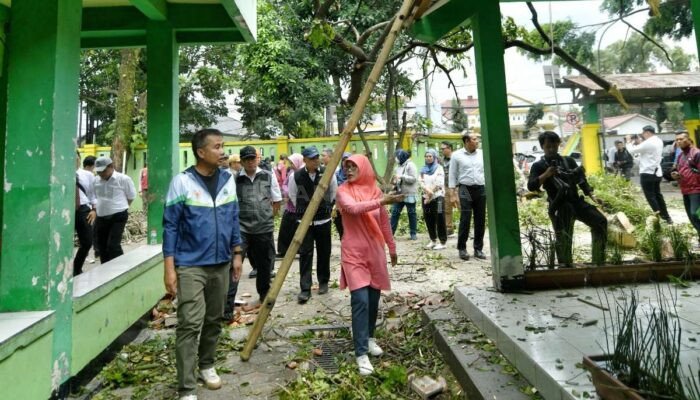 Akibat Cuaca Tidak Bersahabat Bey Machmudin Kunjungi SD dan Gudang KPU Kota Cimahi