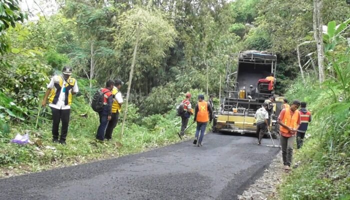 DPUPR Magetan Target Aspal Hotmix Jalan Sidorejo-Sumberdodol Rampung Empat Hari