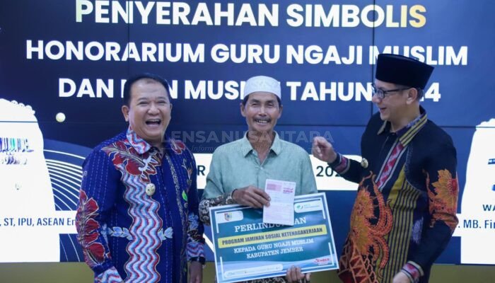 Pemkab Jember Serahkan Honorarium Guru Ngaji Serta Modin