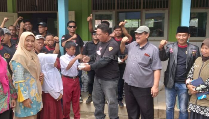 Dukung Program Makan Sehat dan Bergizi Presiden Prabowo, DPC GRIB Jaya Banjarnegara Bagikan 567 Nasi Kotak ke Anak Sekolah