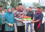 Bupati Pasaman Menyerahkan Bantuan Bibit Ketahanan Pangan