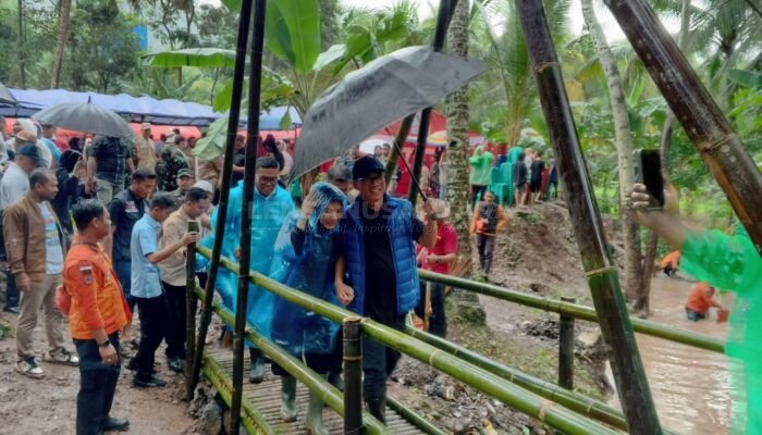 “Sepasang Kekasih” di Jembatan Baduy Kecil Pada Peringatan HKSN 2024