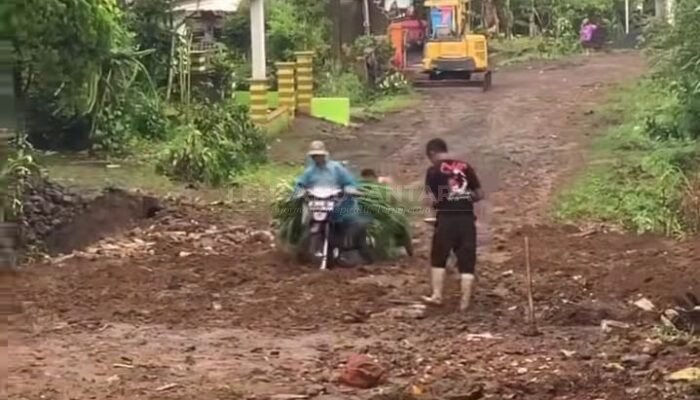 Inspirasi! Warga Segelan di Malang Bangun Jalan dan Fasilitas Desa Secara Swadaya
