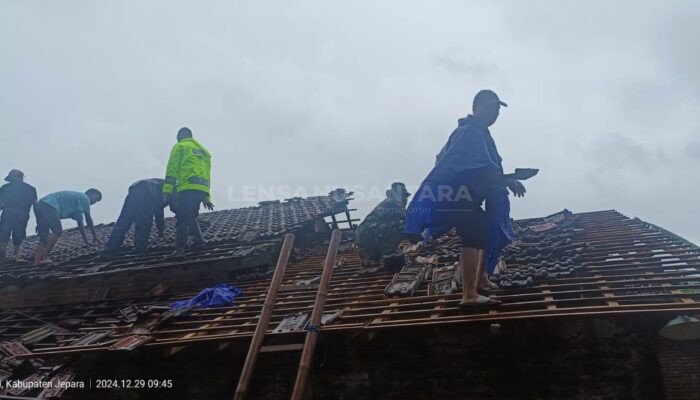 Puting Beliung Terjang Karang Gondang, GRIB Jaya Jepara Turun Tangan Berikan Bantuan