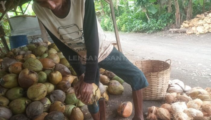 Demi Mencukupi Keluarga, Warga Pangandaran Mencari Nafkah dengan Kaki Terluka Parah