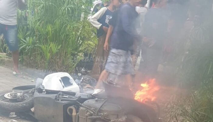 Apes..!! Diduga Maling Motor di Jember Dihajar Massa, Motor Dibakar