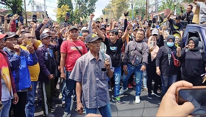 Ribuan Pedagang “Ethek Lawu” Geruduk Pengadilan Negeri Magetan