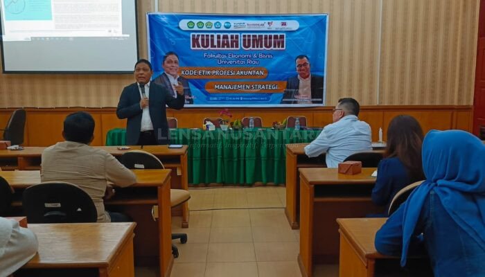 Ketua Dewan Kode Etik IAI Beri Kuliah Umum di FEB Unri