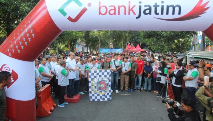Ribuan Orang Ramaikan Jalan Sehat Bareng PWI Jatim
