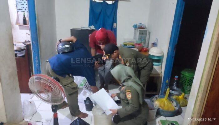 Satpol PP Kobar Gerebek Penjual Arak Putih di Jalan Dah Hamzah