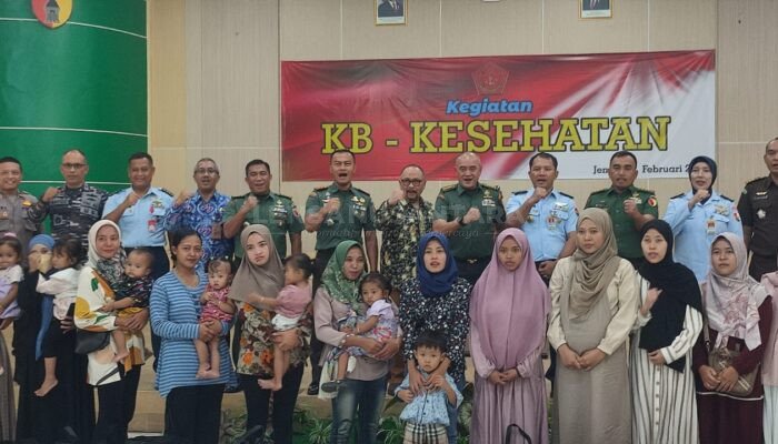 Ster Mabes TNI Gandeng Pemkab Jember Gelar KB Kesehatan Berikan 300 Paket PMT Kepada Ibu Hamil dan Balita