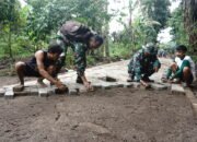 Satgas TMMD 123 Bondowoso Genjot Pemasangan Paving, Warga Turut Membantu