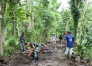 Satgas TMMD 123 Bondowoso dan Warga Bahu-Membahu Bangun Jalan Desa Gunosari