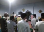 Satgas TMMD 123 Kodim 0822 Bondowoso Ikut Tarawih, Bukti Kemanunggalan TNI dan Rakyat