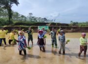 TNI Turun Sawah! Satgas TMMD Ke-123 Bondowoso, Bantu Warga Tanam Padi Demi Ketahanan Pangan