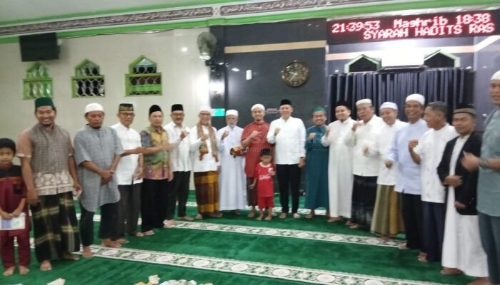 Bupati dan Ketua DPRD Pasaman Shalat Tarwih Perdana di Lubuk Sikaping