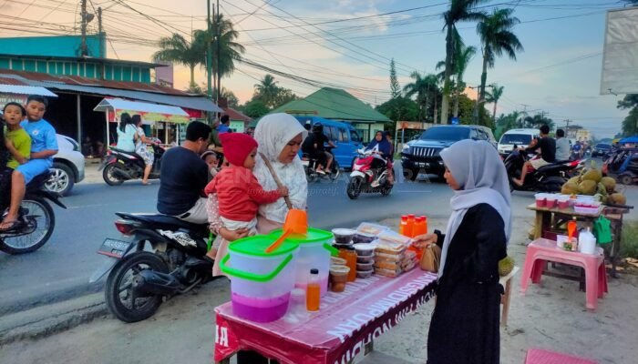 Semarakkan Ramadhan, HMP FAI UM-Tapsel Gelar Program Wirausaha Stand Takjil di Kota Padangsidimpuan