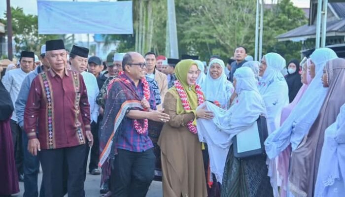 Pulang dari Retreat di Magelang, Wali Kota Padangsidimpuan Disambut Haru Warga Tanobato