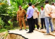 Pastikan Akses Jalan Kembali Normal, Bupati Kuansing Tinjau Jembatan Darurat Koto Inuman