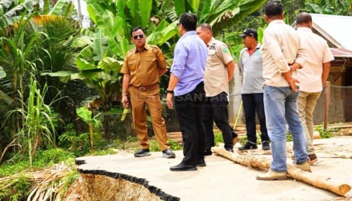 Pastikan Akses Jalan Kembali Normal, Bupati Kuansing Tinjau Jembatan Darurat Koto Inuman