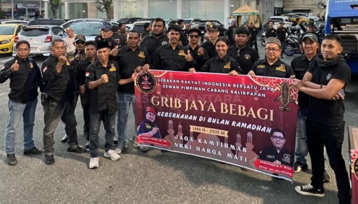 Berbagi di Bulan Suci Ramadan, Grib Jaya DPC Kota Balikpapan Berikan Takjil Gratis Kepada Pengguna Jalan