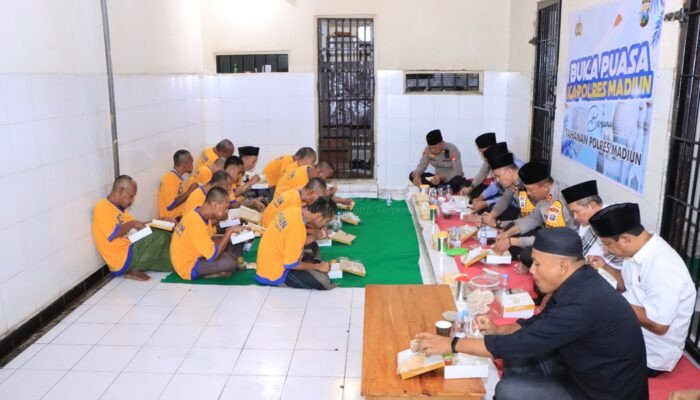 Jalin Kedekatan, Kapolres Madiun Gelar Buka Puasa Bersama Tahanan