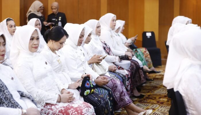 Gubernur Jatim Lantik Ketua Dekranasda se-Jawa Timur, Dorong UMKM Berdaya Saing Global