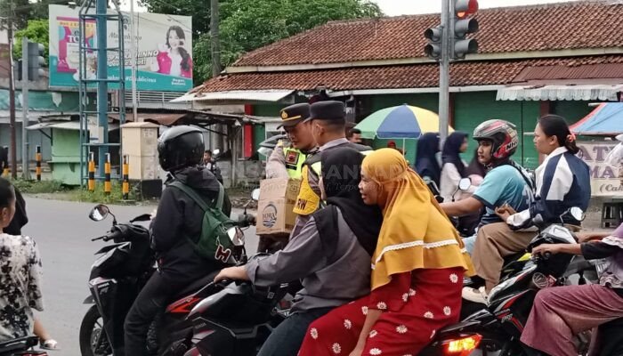 Polisi di Purwanegara Banjarnegara Bagi-bagi Takjil, Iptu Edy: Sekalian sebagai Momentum Silaturahmi