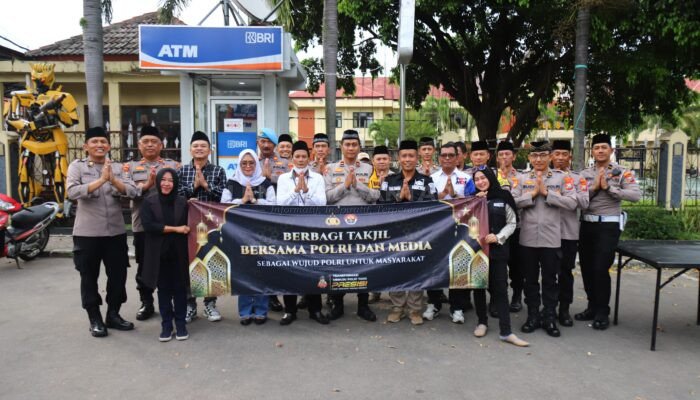 Gandeng Awak Media, Polres Magetan Bagikan Takjil ke Pengguna Jalan