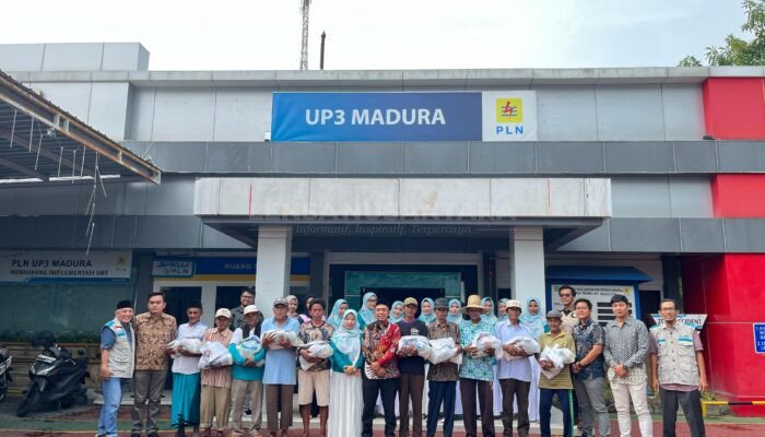 Srikandi PLN UP3 Madura Salurkan Bantuan Kepada Tukang Becak