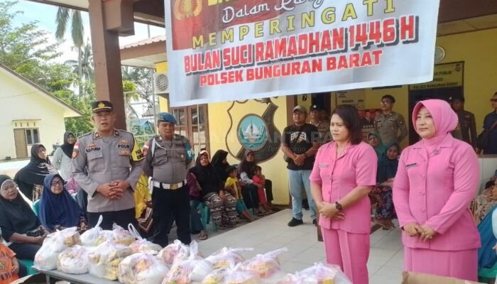 Polsek Bunguran Barat dan Bhayangkari Salurkan Bantuan di Bulan Ramadan