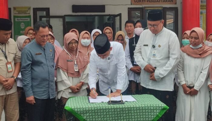 Bupati Jember Tandatangani Lima Hari Kerja Nakes, Gus Fawait: Pelayanan Baik Kalau Nakesnya Fresh