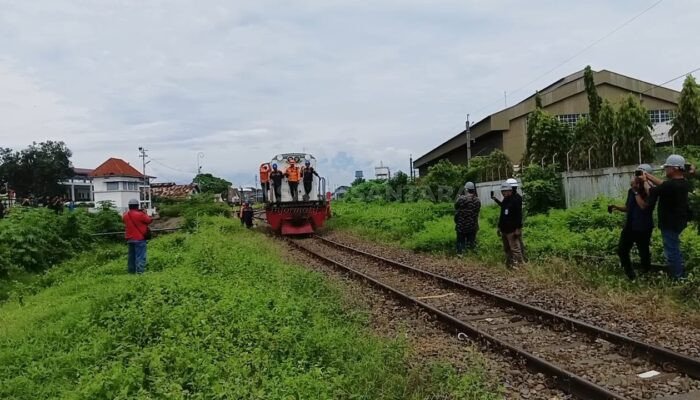 INKA Kirim dan Gelar Uji Coba KRL Jabodetabek ke Solo
