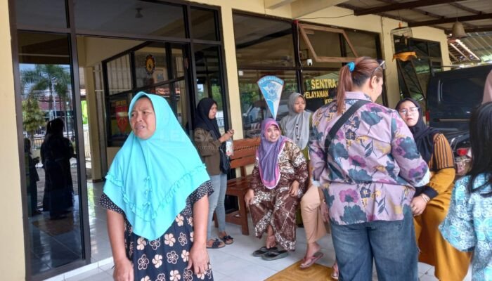 Diduga Korban Tabungan Lebaran, Puluhan Emak-emak di Bondowoso Lapor Polisi