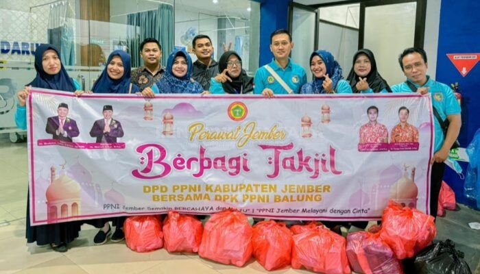 PPNI Jember Bersama Perawat RSD Balung Berbagi Takjil Buka Puasa ke Keluarga Pasien dan Pengendara