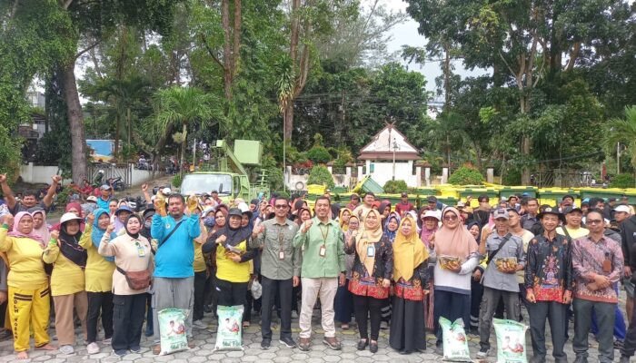 DLH Kobar Salurkan Zakat Fitrah dari H Abdul Rasyid untuk 400 Petugas Kebersihan dan RTH