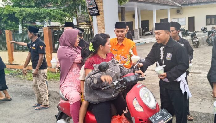 PSHT Cabang Jember Berbagi Ribuan Takjil, Kepala Kemenag Beri Apresiasi