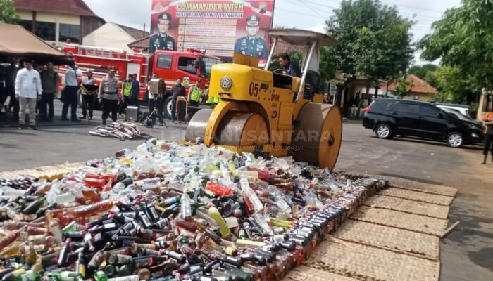 Jelang Idul Fitri, Polres Jepara Musnahkan Ribuan Botol Miras dan Knalpot Brong